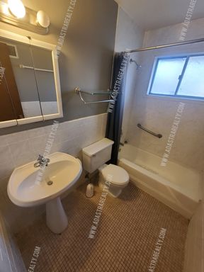 7903 Grandview St,, Overland Park, KS 66204-3303