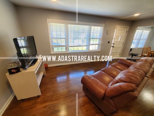 8607 Riggs St,, Overland Park, KS 66212