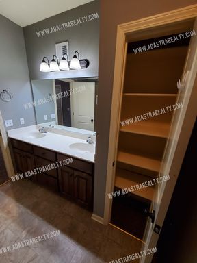 21782 W 123rd Ter,, Olathe, KS 66061-7628