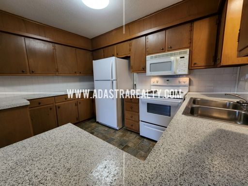 212 Brookside Dr,, Paola, KS 66071