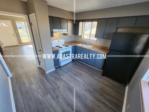 9415 Ballentine St,, Overland Park, KS 66214-1812