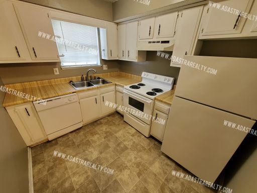 809 N Washington St,, Spring Hill, KS 66083