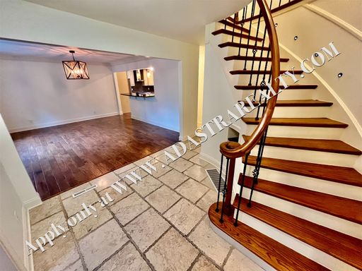  5404 Chadwick Rd, Fairway, KS 66205