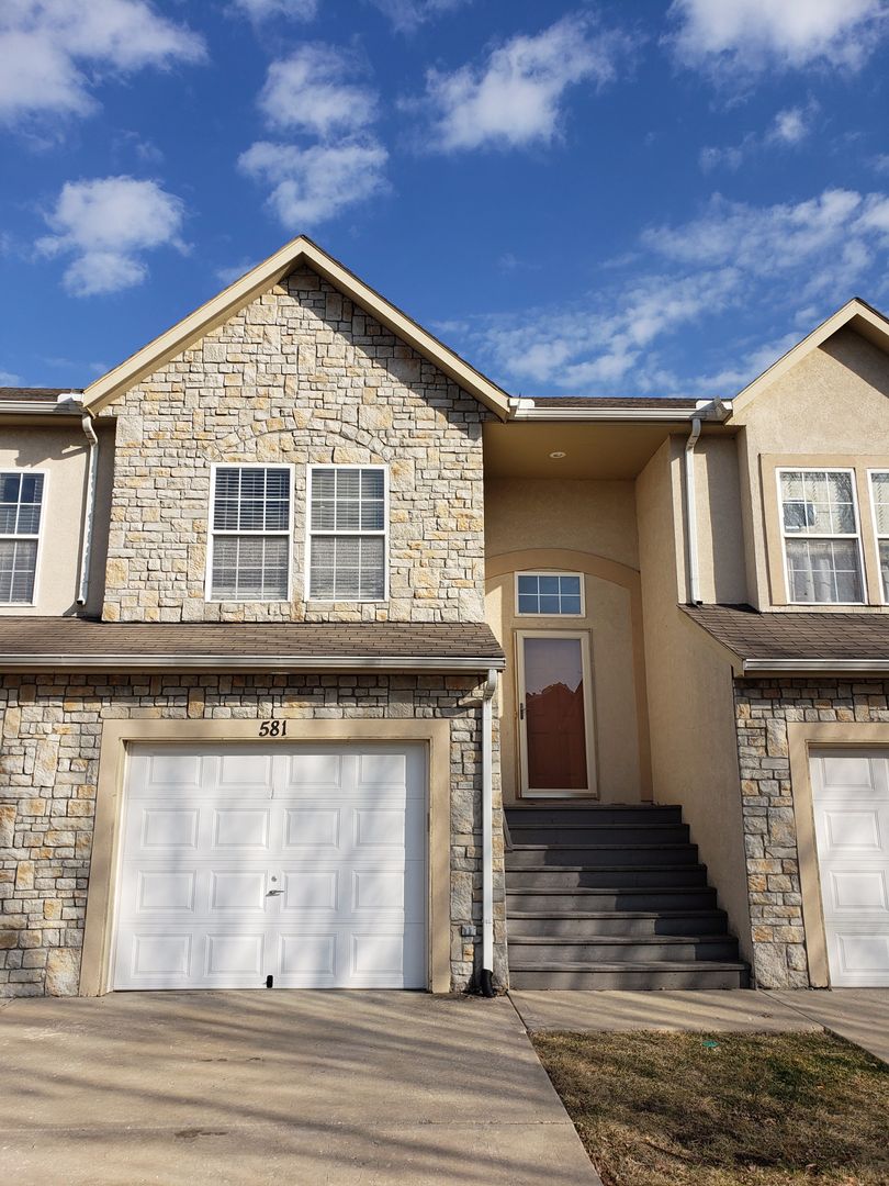 Gardner House: 581 Woodson Ln,