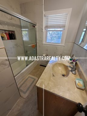 8607 Riggs St,, Overland Park, KS 66212