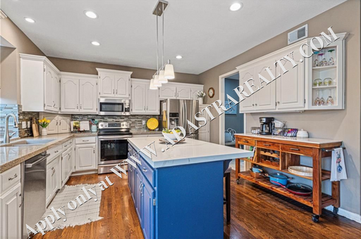 4904 157th St,, Overland Park, KS 66224