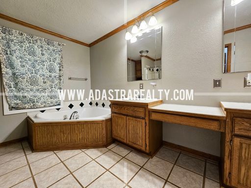 8617 Grant St,, Overland Park, KS 66212