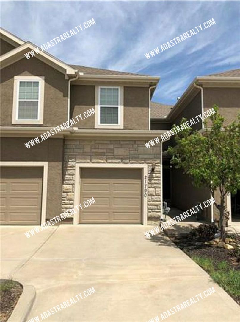 Olathe House: 21840 W 123rd Ter,