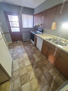 7903 Grandview St,, Overland Park, KS 66204-3303
