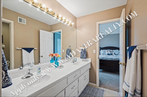 4904 157th St,, Overland Park, KS 66224