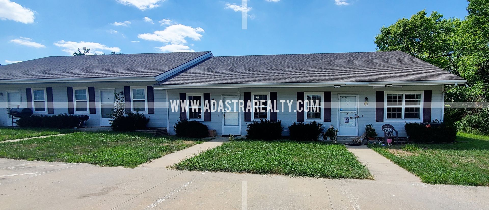 Raymore House: 220 N Crest Dr,