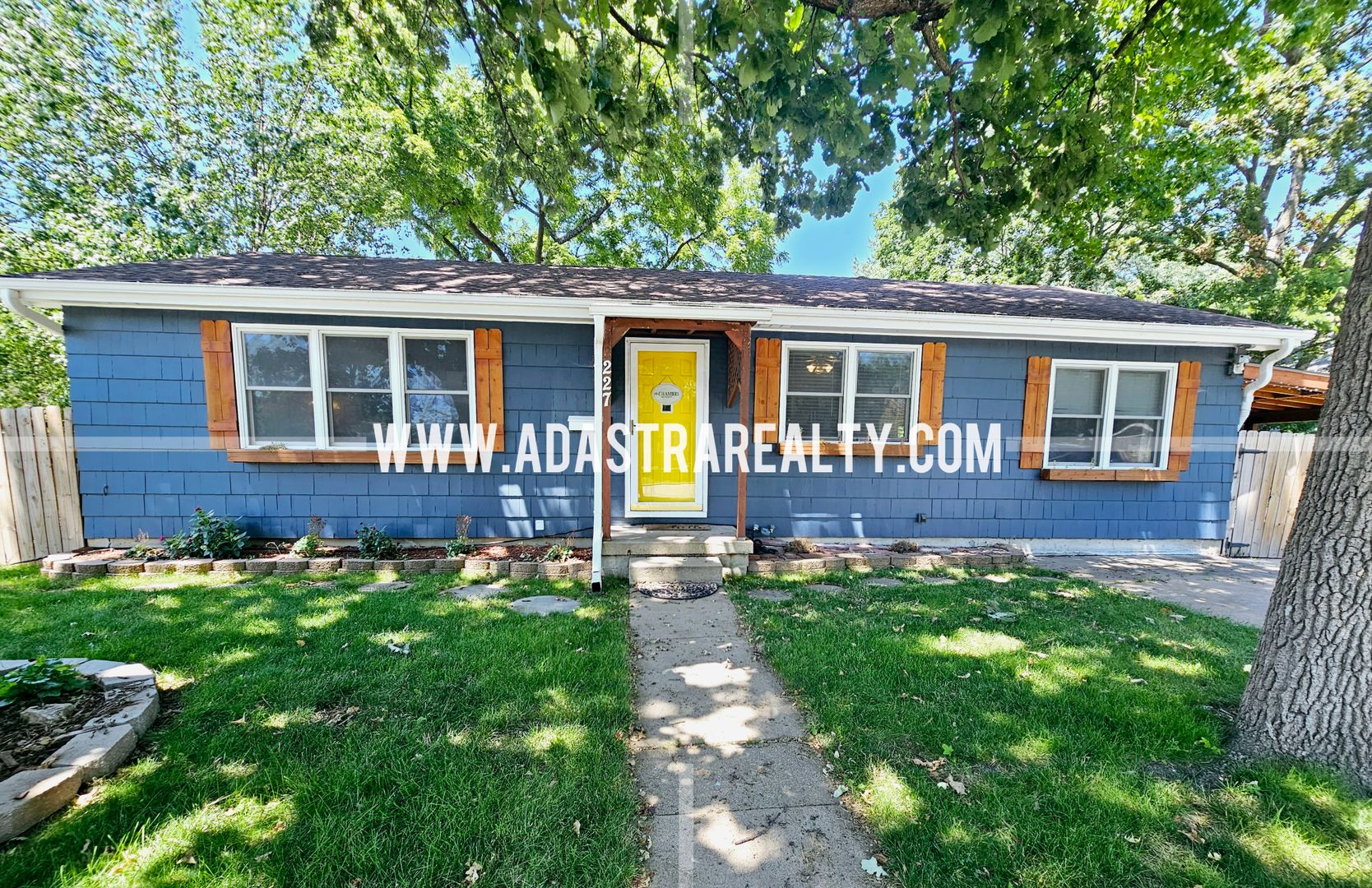 Olathe House: 227 S Walnut St,