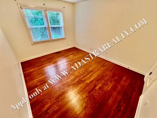  5404 Chadwick Rd, Fairway, KS 66205