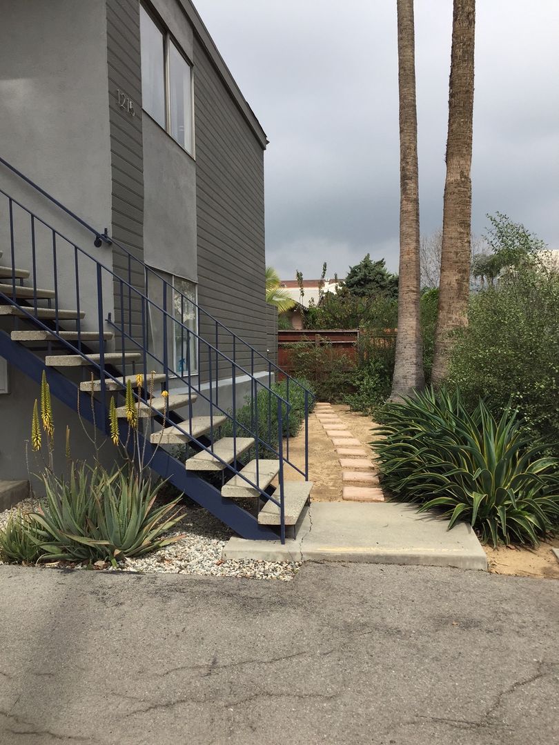 Los Angeles Apartment: 1215 North June St