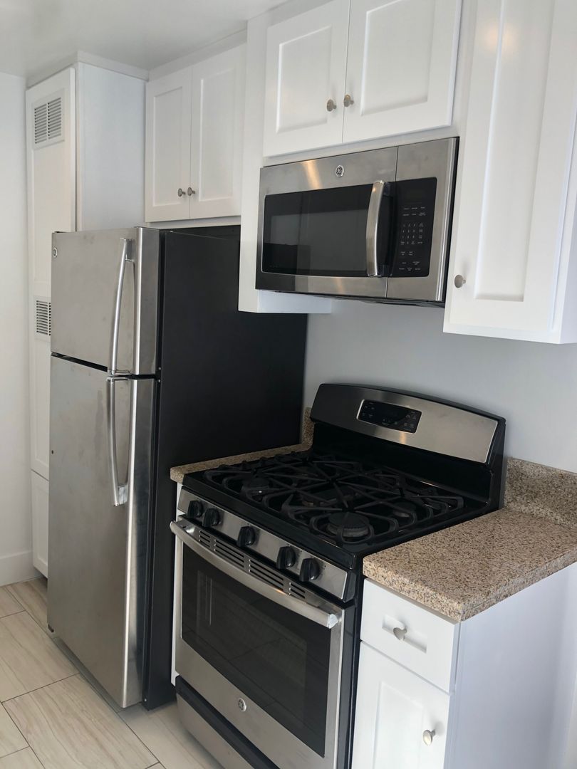 Los Angeles Apartment: 1215 North June St