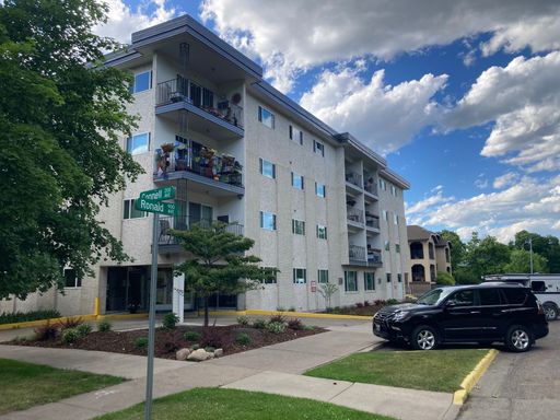 MOVE IN SPECIAL. $500 deposit and half off first month's rent! 1 Bed / 1 Bath Condo in a Strictly 62+ Community in the Hip Strip! – photo 1
