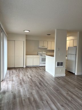Single level 2x1 with eclosed front patio/entry $1500 + utilities – photo 1