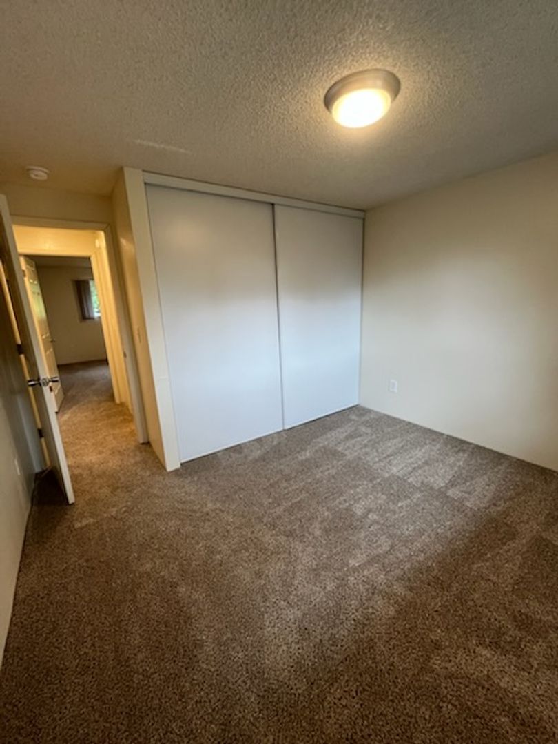 Welcome home to Sunset Villa in charming Canby! Brand New Washer & Dryer! 8 of 11