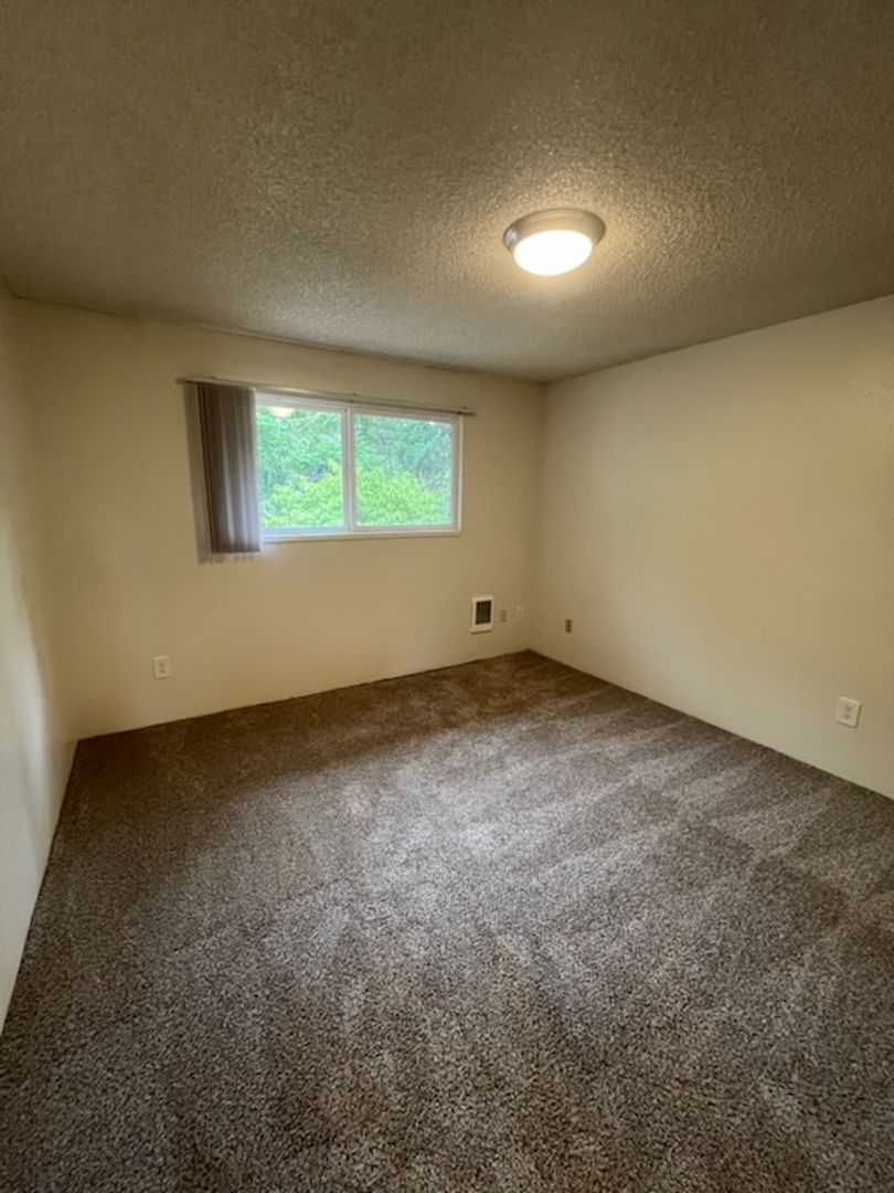 Welcome home to Sunset Villa in charming Canby! Brand New Washer & Dryer! 9 of 11
