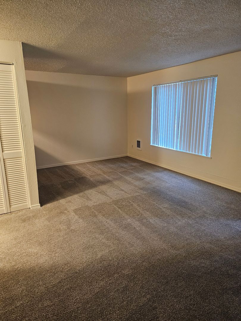 Oregon City Apartment: 469 Hilltop Avenue