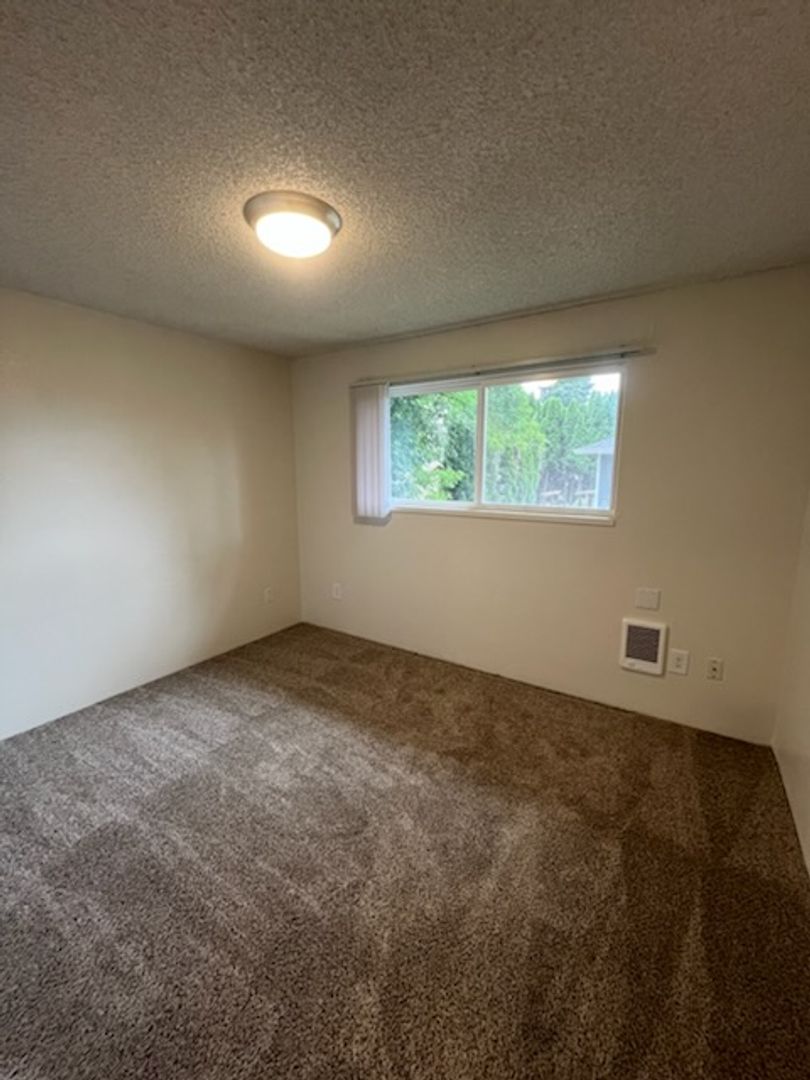 Welcome home to Sunset Villa in charming Canby! Brand New Washer & Dryer! 7 of 11