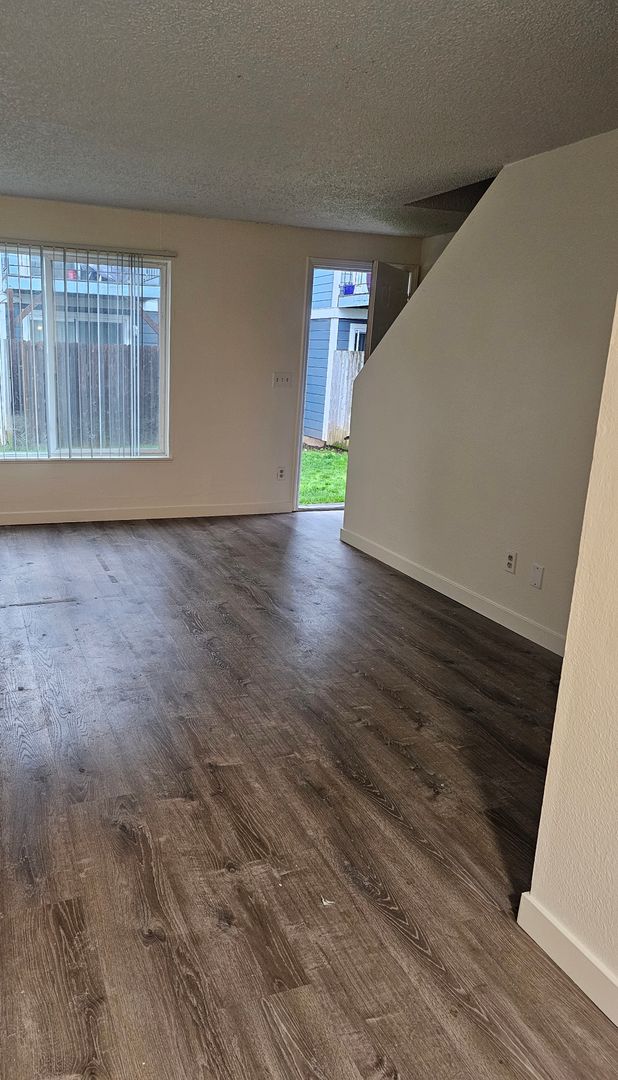 Oregon City Apartment: 469 Hilltop Ave