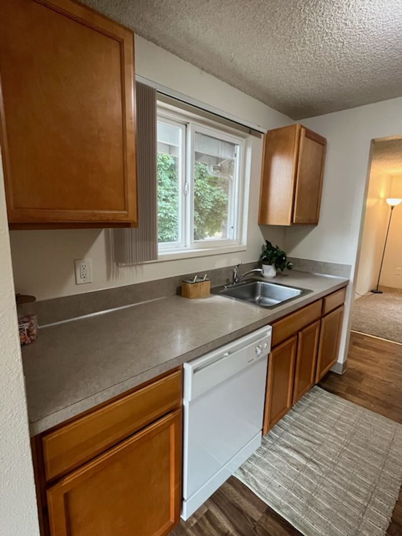 Welcome home to Sunset Villa in charming Canby! Brand New Washer & Dryer! 2 of 11