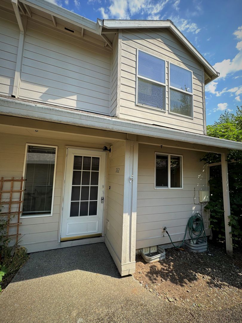 Beaverton House: 762 SW 206th Place