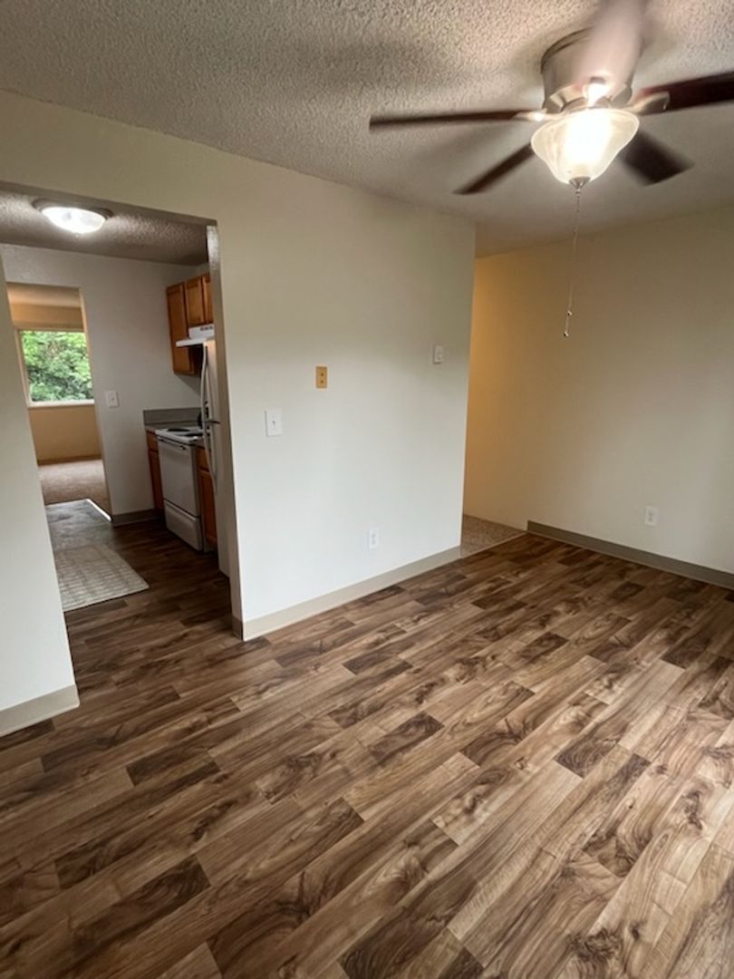 Welcome home to Sunset Villa in charming Canby! Brand New Washer & Dryer! 5 of 11