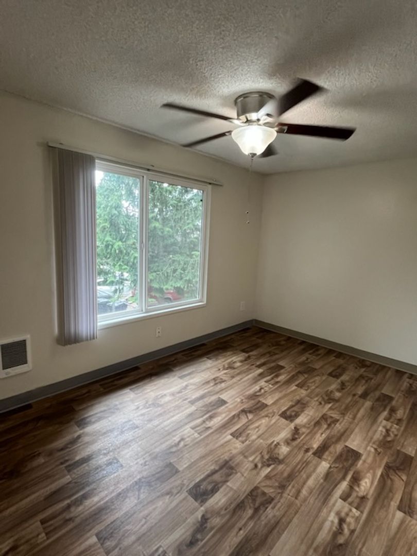 Welcome home to Sunset Villa in charming Canby! Brand New Washer & Dryer! 4 of 11