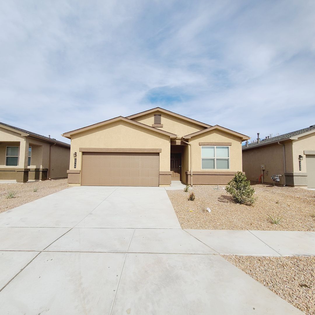 Los Lunas House: 3340 Prairie Sage Ave SW