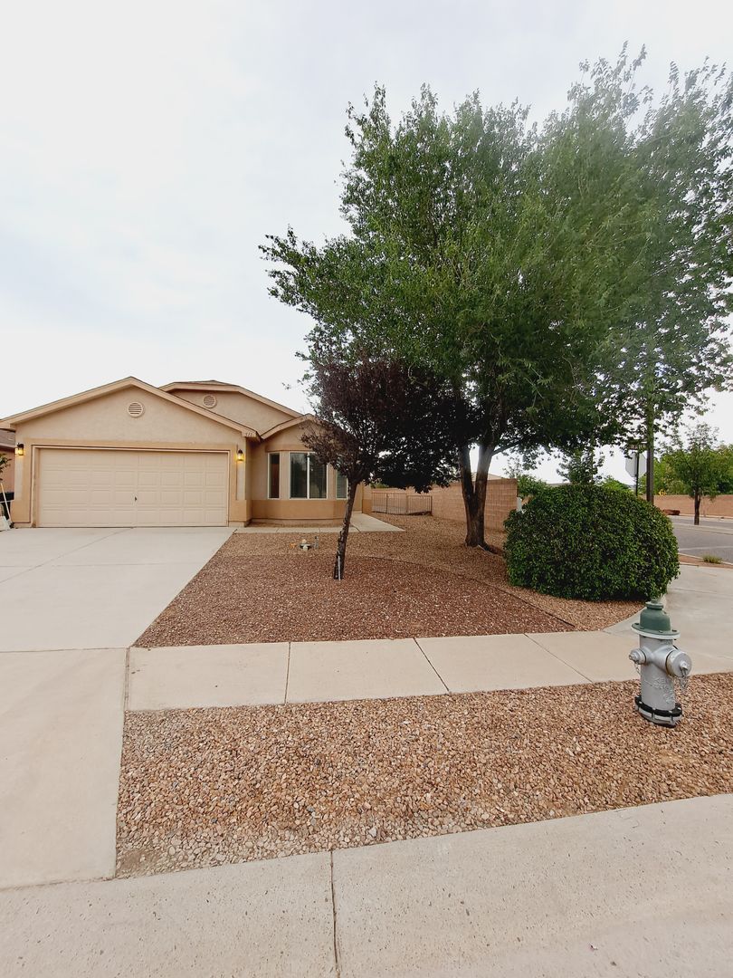 Los Lunas House: 511 Blue Sage Ave SW