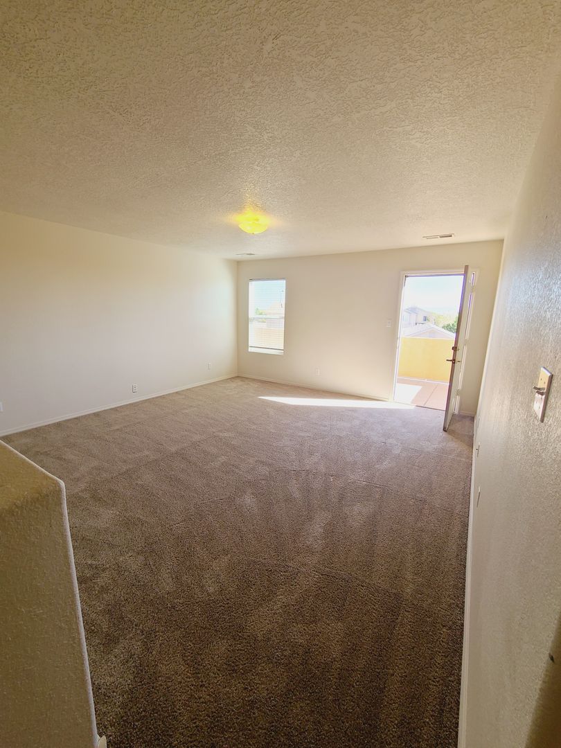 MOVE IN SPECIAL! 1/2 off 1st months rent! Spacious 3 bed 2.5 bath home in Huning Ranch!