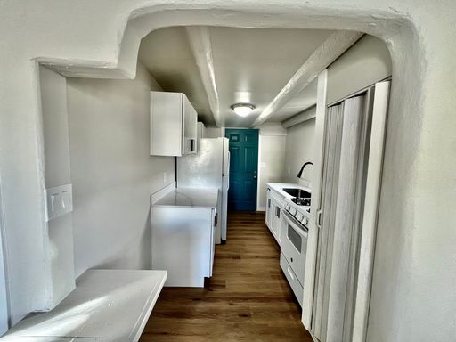 Newly Remodeled 1 Bedroom 1 Bathroom – photo 1