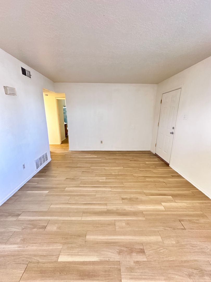 Albuquerque Apartment: 3800 Flora Vista Ave SW