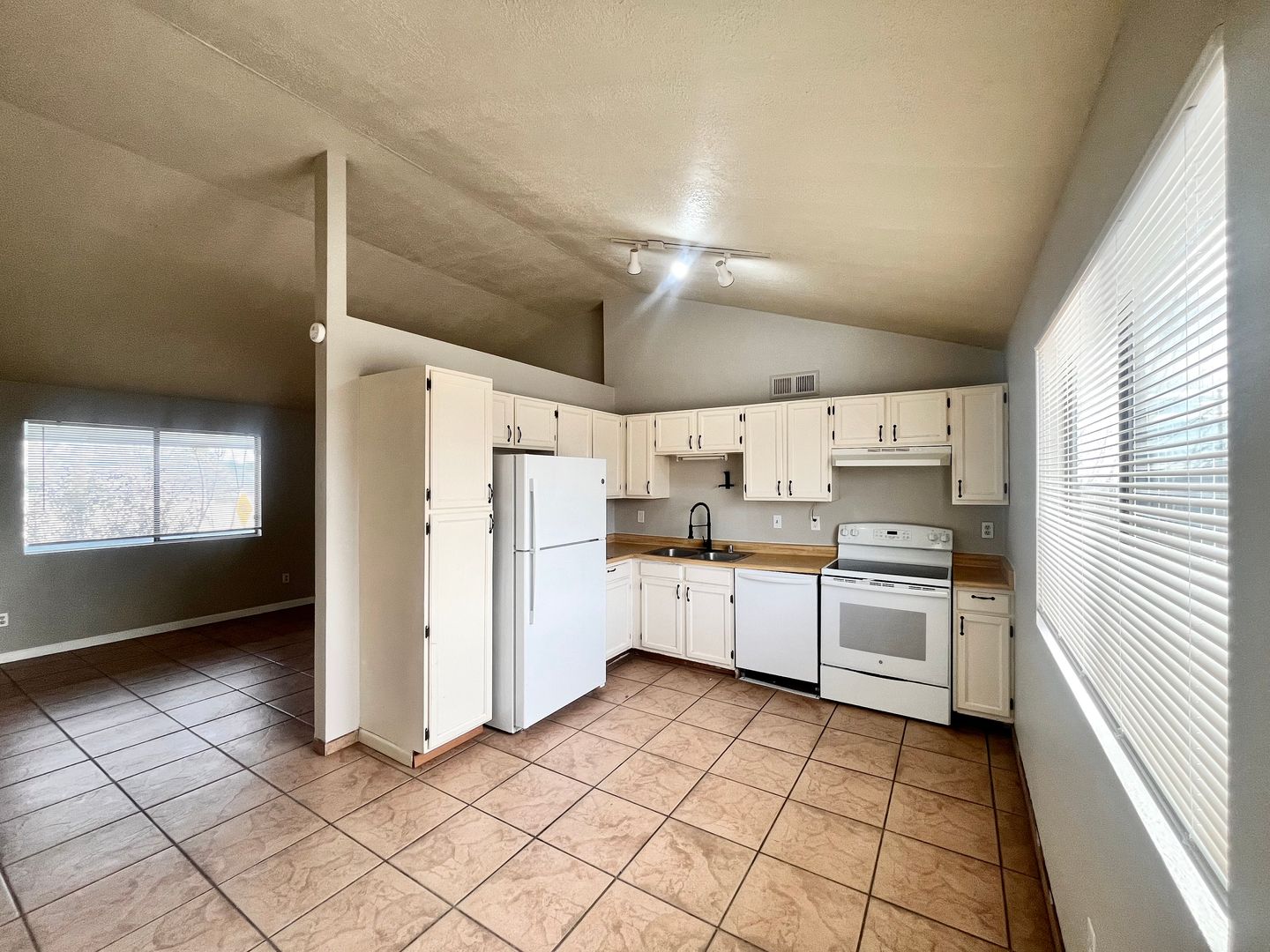 Rio Rancho House: 990 Baltic Ave SE
