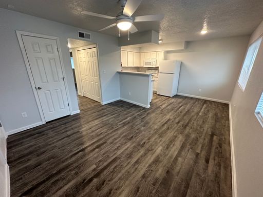 Newly Remodeled 2 Bedroom 1 Bathroom in Los Lunas near the Railrunner