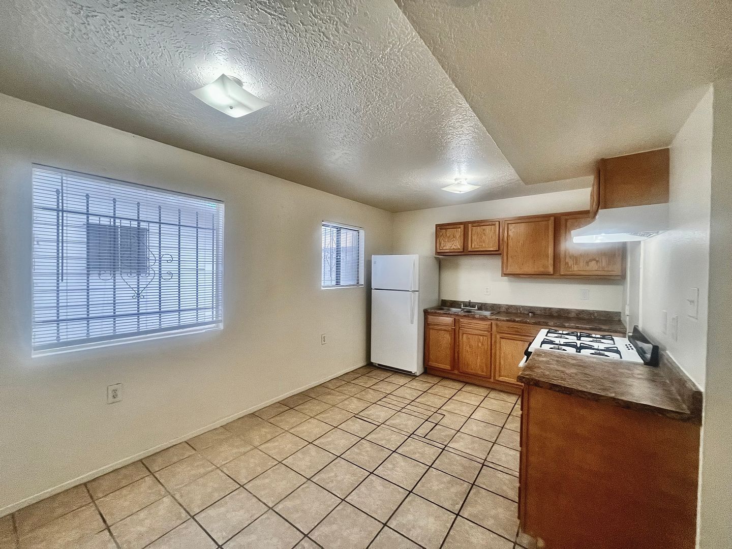 Albuquerque Apartment: 3800 Flora Vista Ave SW