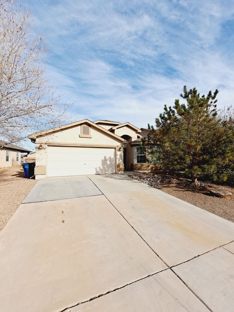 MOVE IN SPECIAL! 4  bed, 2 bath 1,800 sq ft in the Huning Ranch. 