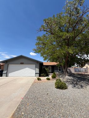 Move in Special! 3 Bedroom 2 Bath w/ 2 Car Garage – photo 1