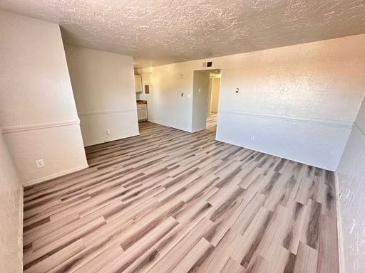Move in Special! New Vinyl! 2 bed 1 bath unit on the 2nd floor. – photo 1