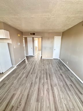 Move in Special 1 week FREE Rent! Upstairs unit 2 bedroom 1 bath 900sq ft.
