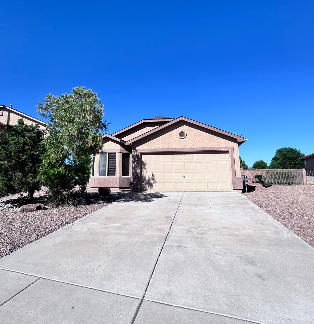 Los Lunas House: 3070 Desert Sage Ave SW
