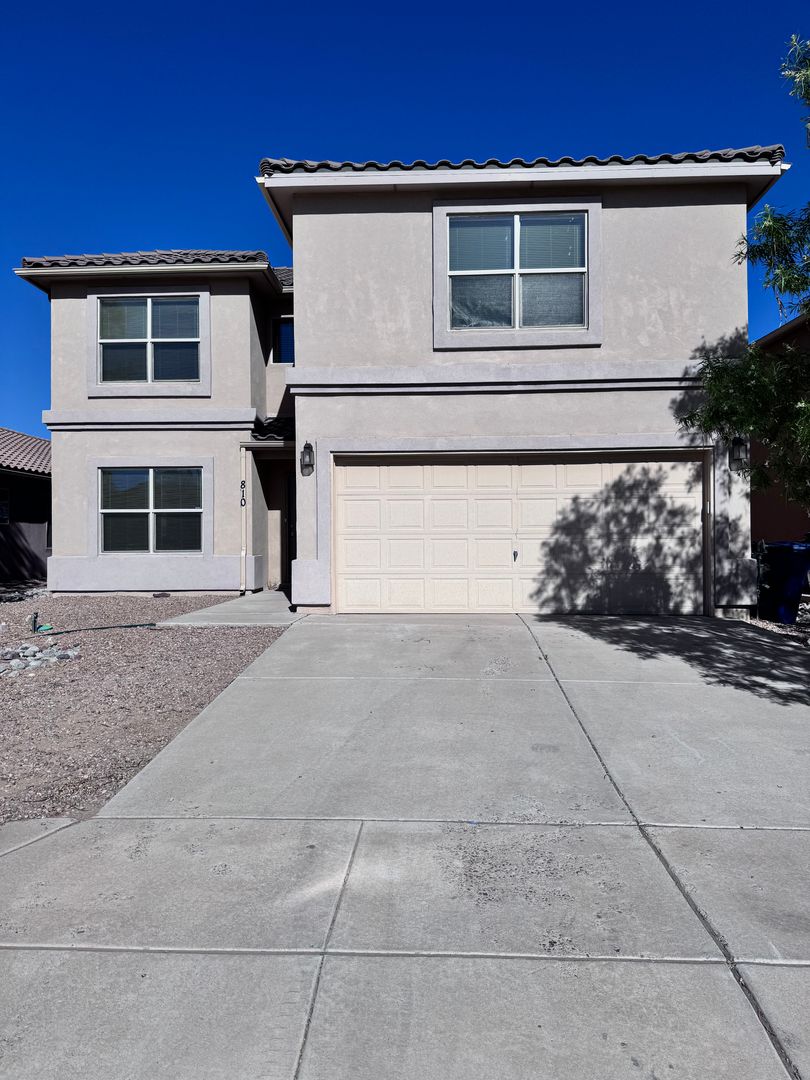 Los Lunas House: 810 Purple Aster Avenue SW