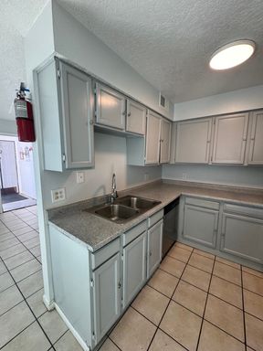 2 bedroom 1 bathroom near RailRunner Station