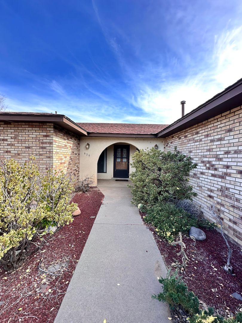 Rio Rancho House: 639 Baltic Ave SE