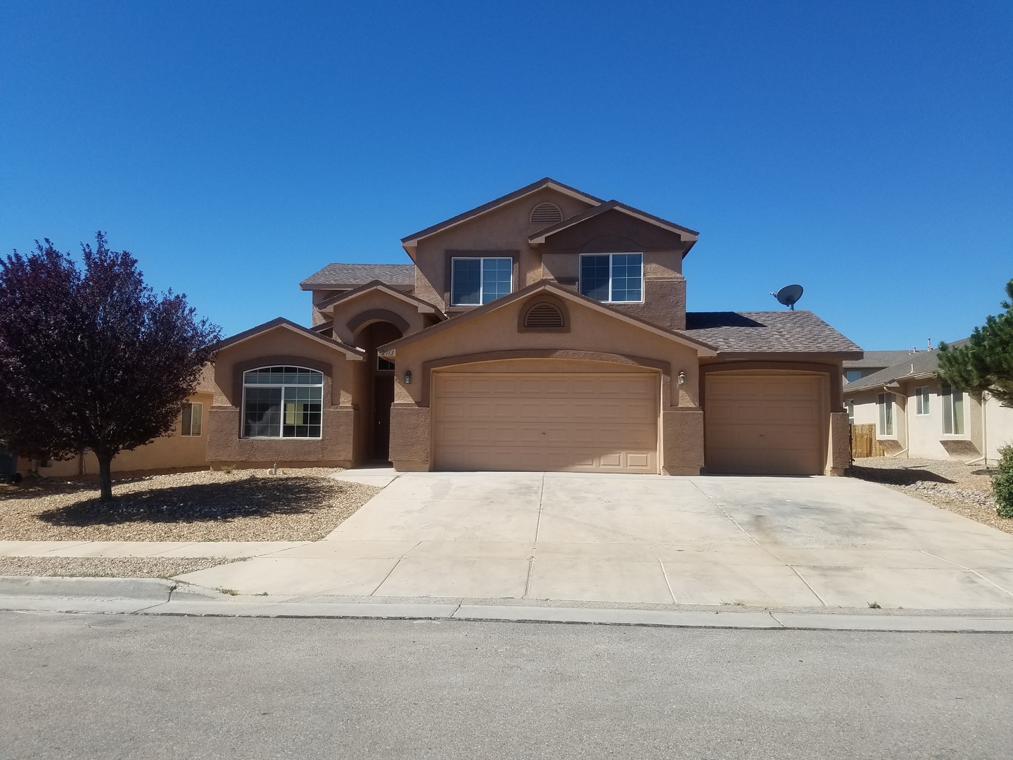 3  bed, 2.5  bath 2,300  sq ft in the Huning Ranch. 