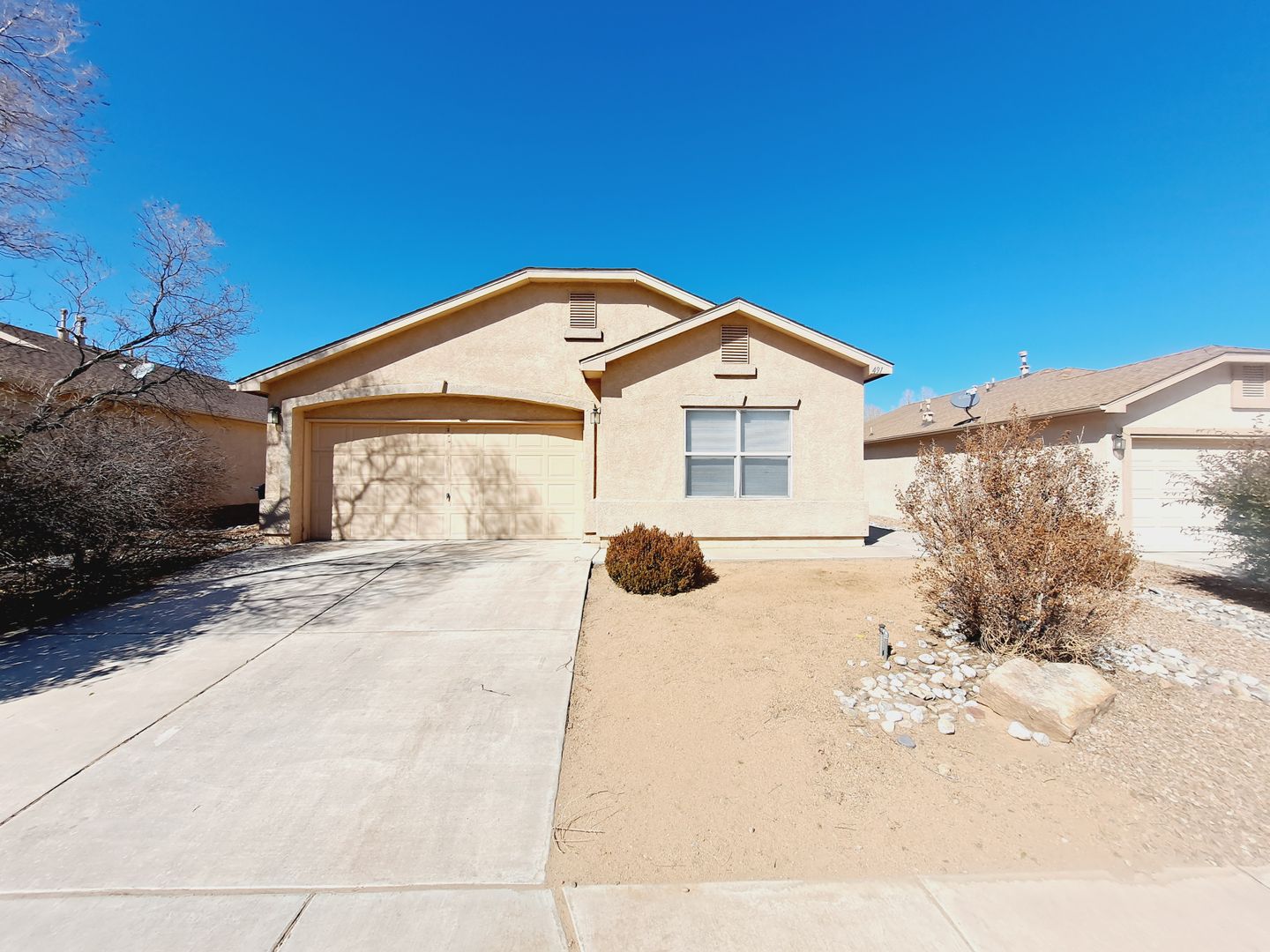 Los Lunas House: 491 Blue Sage Ave SW