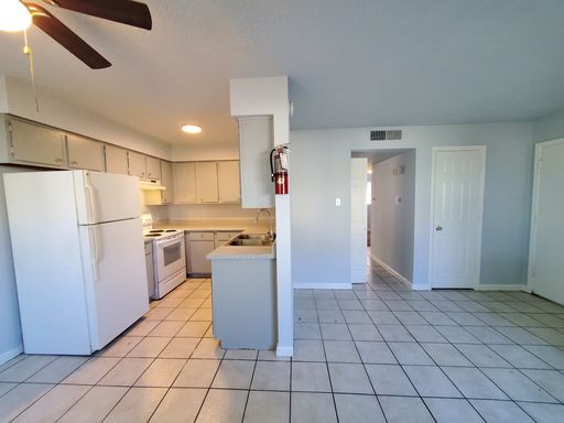 2 Bedroom 1 Bathroom 800sqft Downstairs unit