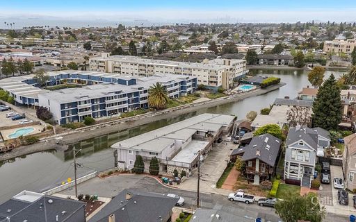 Spacious 2BR Apartment Alameda | $2800 | Waterfront Community | Se Habla Español – photo 1